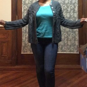 Gray cable knit L/S sweater with snaps at collar